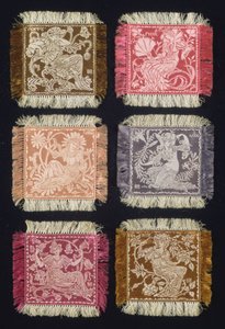 Suite de six napperons de dessert, Rose, Lys, Marguerite, Coquelicot, Œillet et Jacinthe, fabriqué par John Wilson & Sons, 1893 - Walter Crane